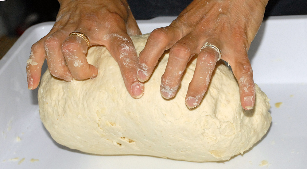 fare a mano l'impasto per la pizza