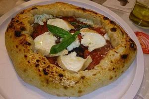 Il nostro forno pizza cuoce anche la pizza napoletana.