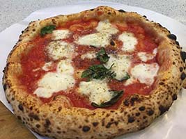 Con il nostro forno è possibile realizzare una pizza simil verace napoletana.