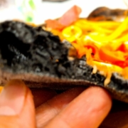 Il carbone vegetale è un ingrediente che ha trovato spazio nell'arte della panificazione e della preparazione di impasti, incluso quello della pizza