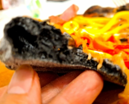 Il carbone vegetale è un ingrediente che ha trovato spazio nell'arte della panificazione e della preparazione di impasti, incluso quello della pizza